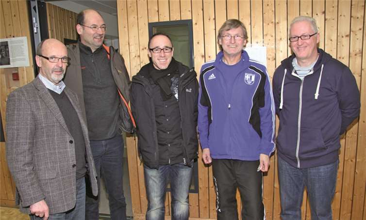 Hans-Werner Zschiesche (2.v.l.), Lothar Kalter (2.v.r.) und Klaus Bauer (r.) wurden von Walter Merten (links) mit Karten für ein Zweitligaspiel für ihr Engagement belohnt. In der Bildmitte ist Marco Diederich, einer der ersten Bambiniakteure, zu sehen.privat