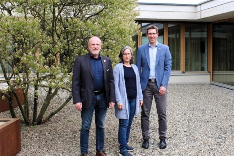 Hans-Willi Fell, Katja Schierenberg, beide Kreis-Chorverband Mayen e. V. und Bürgermeister Sebastian Busch, VG Pellenz, laden zu den offenen Chorproben der Pellenzchöre ein
