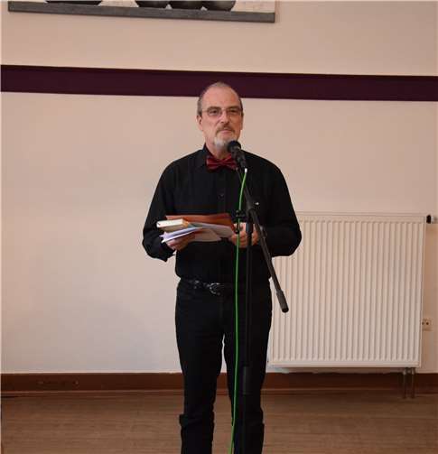 Hans-Willi Fell, Vorsitzender des MGV „Liederkranz“ Saffig, freute sich, so viele Gäste zum traditionellen weihnachtlichen Mitsingkonzert begrüßen zu dürfen.