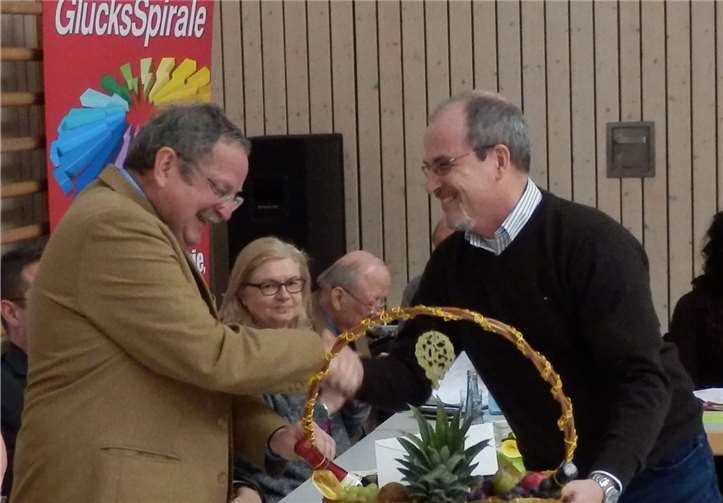 Hans Willi Fell, Vorsitzender des MGV Saffig (rechts), überreicht Peter Weiler, Vorsitzender des Kreis-Chorverbands, einen Präsentkorb.