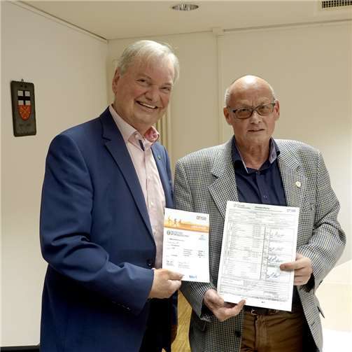 Hans Willi Korf (r.) bekam den Titel des „größten Wiederholungstäters“, da er nun bereits zum 54. Mal das Sportabzeichen erwerben konnte.