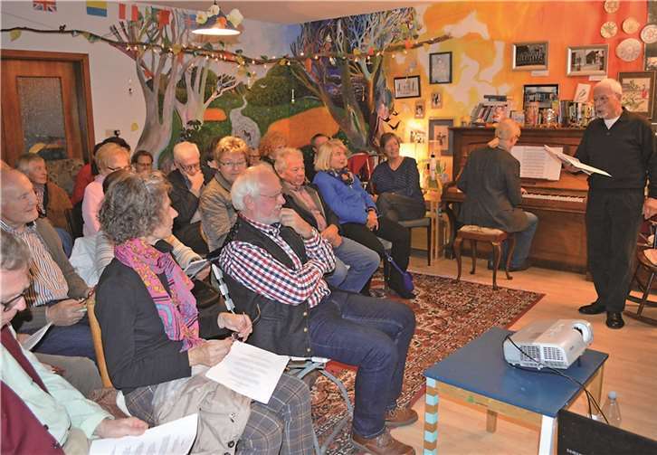 Hans Winand Schmitz begann mit dem Lied „O, Oberwinter, du Juwel am Rhein“. AB