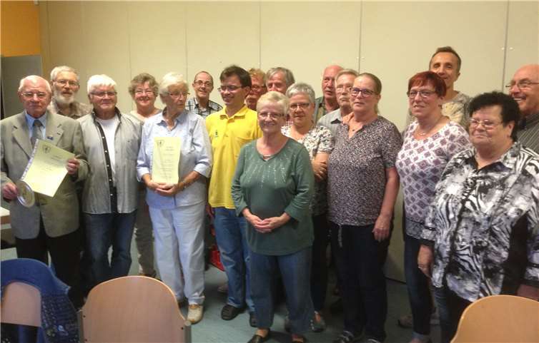 Hans und Anneliese Fuck konnten sich anlässlich ihrer 50-jährigen Mitgliedschaft über Ehrenurkunden und den Vereinsteller freuen. privat