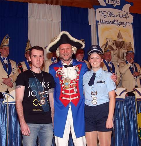 Hans und Hildegard Schmidtke wurden für ihren jahrzehntelangen Einsatz zugunsten des Karnevals in Niederlützingen geehrt. RÜ