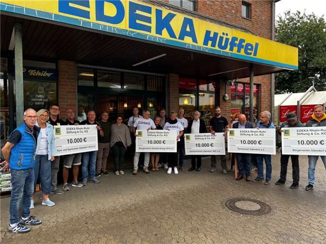 Hans und Simon Hüffel von EDEKA Hüffel in Swisttal-Odendorf übergaben eine Spende im Gesamtwert von 50.000 Euro an die Bürger- und Sportvereine aus der Nachbarschaft. Foto: EDEKA Rhein-Ruhr