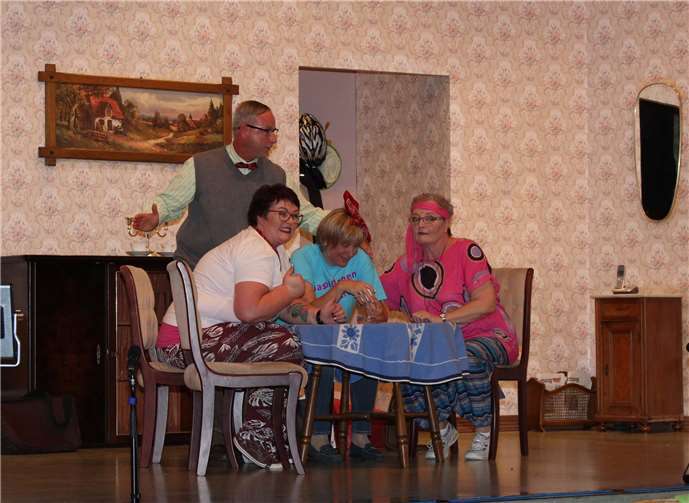 Hans verabschiedet Franzi und ihre Freundinnen Hilde und Biggi zu der „Beerdigungsreise“ nach Griechenland.