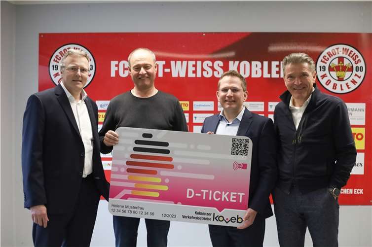 Hansjörg Kunz (Geschäftsführer koveb), Christian Noll, Lars Hörnig (Geschäftsführer SWK) und Pit Arndt freuen sich gemeinsam über die Partnerschaft. Foto: RWK / Sascha Heilig