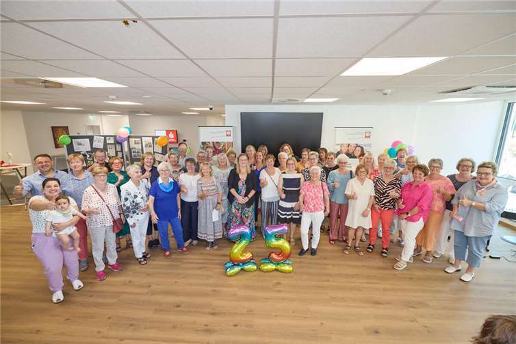 Engagement, Nachhaltigkeit und Menschlichkeit: Happy Birthday Anziehpunkt Montabaur: Gemeinsam feierten die Verantwortlichen und Ehrenamtlichen des Caritasverbandes Westerwald-Rhein-Lahn das 25-jährige Bestehen des Secondhandladens. Foto: Caritasverband WWRL / Olaf Nitz