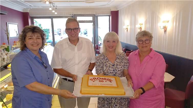 Happy Birthday - PROaktiv60+: Judith Gläser und Martina Heisser (v.r.) freuen sich über den Erfolg des Projektes, dass jetzt seinen 1. Geburtstag feiern konnte. Glückwünsche und eine ganz besondere Torte überbrachten Stadtbürgermeisterin Melanie Leicher und Andree Stein, Erster Beigeordneter der Verbandsgemeinde Montabaur. Foto: Ronald Meyer