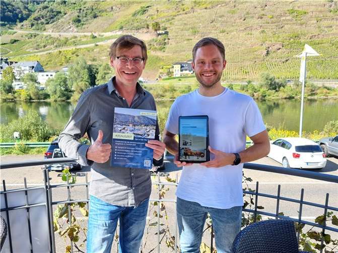 Harald Andre (Hotel Filla Andre) und Alexander Görgen (Kreiswerke Cochem-Zell) präsentieren den Flyer und die digitale Broschüre zur (R)AUSZEIT. Copyright: Alexander Görgen / Kreiswerke Cochem-Zell