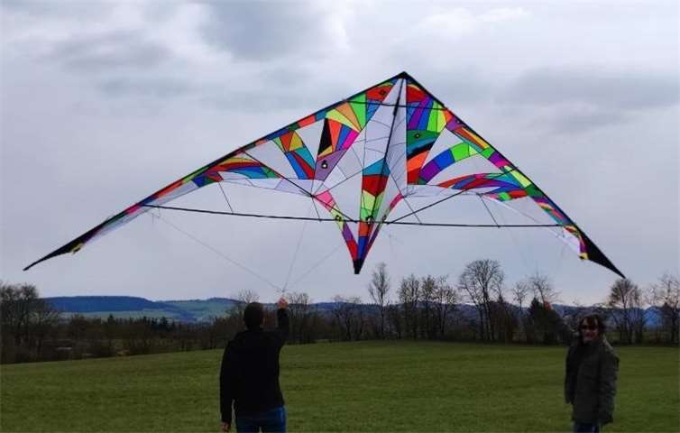 Harald Bertsch und sein Freund Micha bereiten alles für den Jungfernflug vor. Der Drache hat eine Spannweite von stolzen 7,6 Metern.