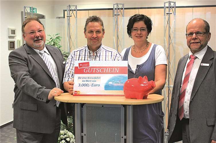 Harald Buchholz (2.v.l.) und seine Ehefrau Gerda aus Unkel freuen sich über den Kreuzfahrtgutschein, den Theo Langhard (l.) und Rainer Kapuczenski (r.) überreichten. privat