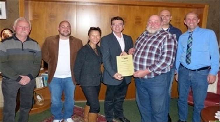 Harald Engel wurde für seine 20-jährige Mitgliedschaft und seine Treue zur FDP geehrt.privat