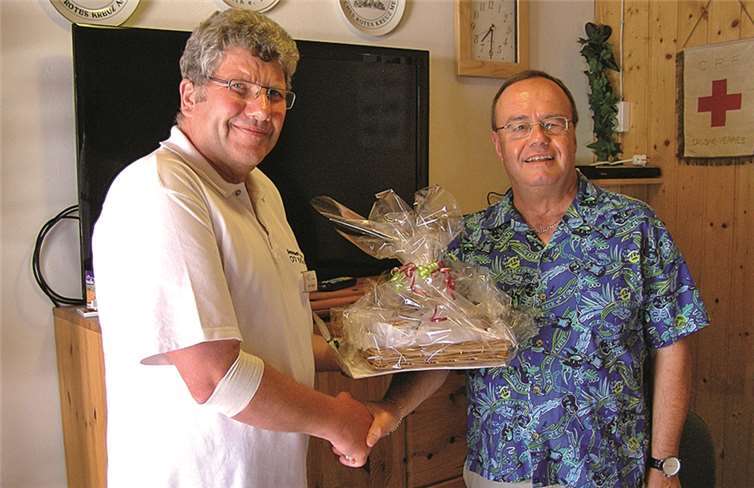Harald Gilberg (rechts) erhielt für seine 100. Blutspende von Ehrenmitglied Peter Klöppel Nadel und Urkunde sowie ein kleines Geschenk vom DRK-Ortsverein Mendig.Lothar Spitzley