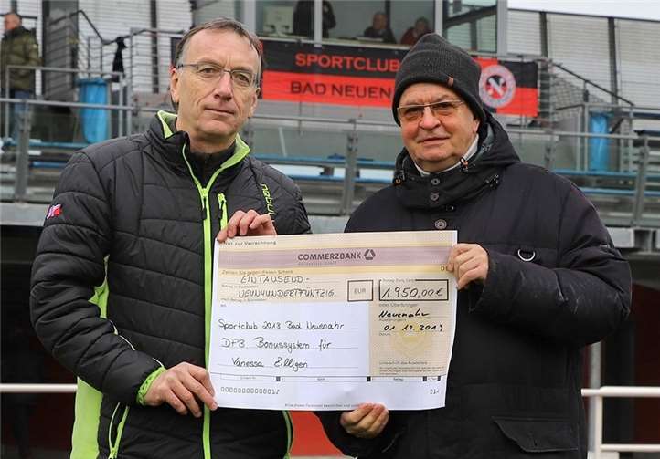 Harald Haneder (li., Mitglied des FVR-Ausschusses für Frauen- und Mädchenfußball) überreichte Hartmut Völcker (Präsident des SC 13 Bad Neuenahr) den Scheck aus dem DFB-Bonussystem.Foto: privat
