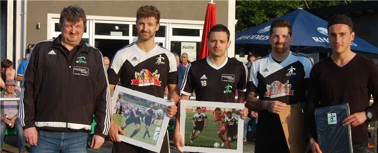 Harald Heinemann (li.), Vorsitzender der SG Eintracht Mendig/Bell, verabschiedete nach dem Spiel gegen die Sportfreunde Eisbachtal (v.re.) Damir Mrkalj, Sebastian Mintgen, Tobias Schmitz und Florian Wirths.SK