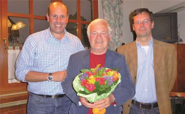 Harald Hoock (mitte), der langjährigen Schatzmeister des LSK, wurde vom neuen Schatzmeister Markus Tilgner (l.) und von Thomas Klodt (r.), dem Vorsitzenden des Vereins ausgezeichnet.