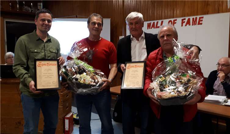 Harald Huppertz und Wolfgang Flöck (mit Körben) wurden für ihre 50-jährige Vereinsmitgliedschaft geehrt. Foto: privat