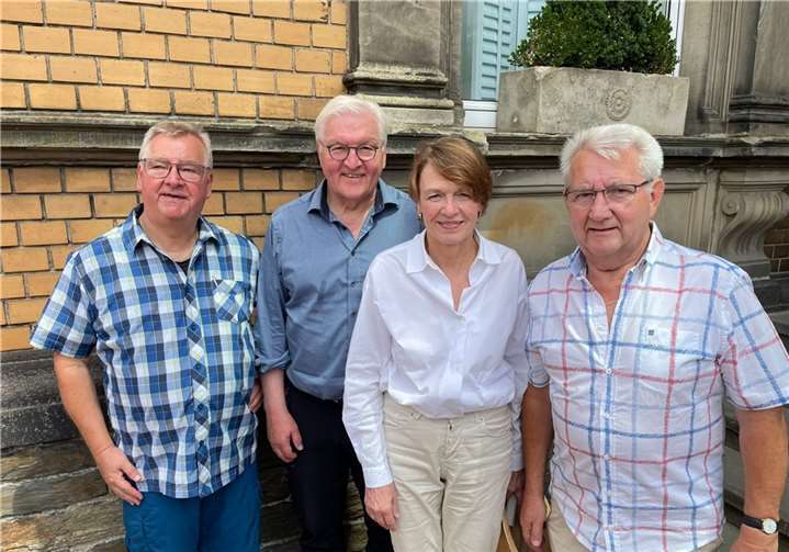 Harald Knieps und Edgar Flohe vom Freundeskreis der Kapelle St. Josef trafen auf Bundespräsident Frank-Walter Steinmeier und dessen Frau. Foto: Freundeskreis der Kapelle St. Josef Walporzheim