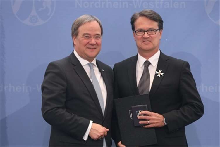 Ministerpräsident Armin Laschet zeichnete Harald Meurer aus Harald Meurer bekam die hohe Auszeichnung von Ministerpräsident Armin Laschet persönlich überreicht.Foto: privat