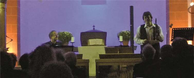 Harald Meyer stehend vor dem passend erleuchteten Chorraum der Feldkirche. privat