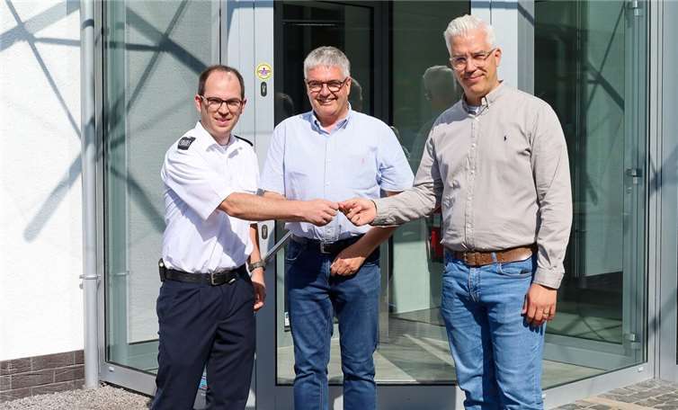 Harald Mönch (Mitte) übergab die Schlüssel seines ehemaligen Autohauses und der dazugehörigen Werkstattgebäude an Wehrleiter Florian Ulrich (li.) und Bürgermeister Dominik Gieler. Die Verbandsgemeinde hat die Immobilie als neuen Standort für die Feuerwehr Altenahr gekauft.  Foto: Thorsten Trütgen / VG Altenahr