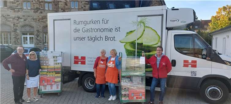 Harald Monschau, Annegret Steegers, Brigitte Schmitt, Helga Külshammer und Handelshoffahrer Uwe Steinbüchel beim Entladen des Transporters.  Foto: Mary Witsch