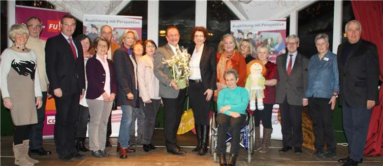 Harald Monschau (Mitte links) nahm ein Blumenpräsent von Heike Krämer-Resch (Mitte rechts) entgegen. privat