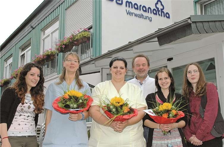 Harald Monschau von der Heimleitung und die erfolgreichen Auszubildenden.  -BL-