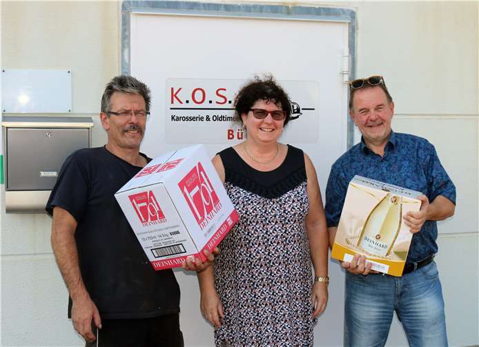 Harald Monschau, zweiter Vorsitzender der Aktivgemeinschaft, bedankte sich bei Silke und Andy Helten.  privat