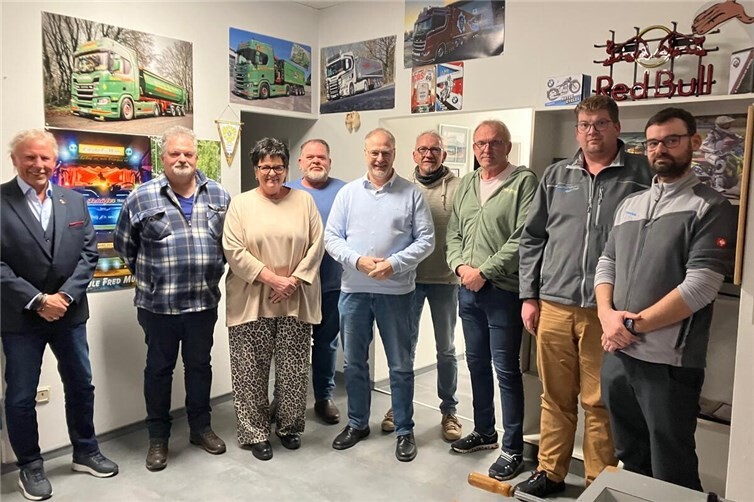 Harald Orthey MdB (Bildmitte) im Dialog mit den Fahrschulen.