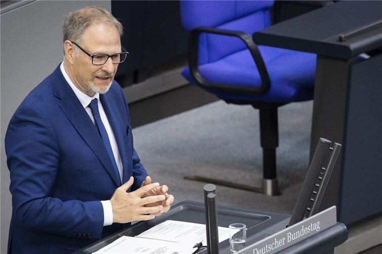 Harald Orthey am Rednerpult des Deutschen Bundestages