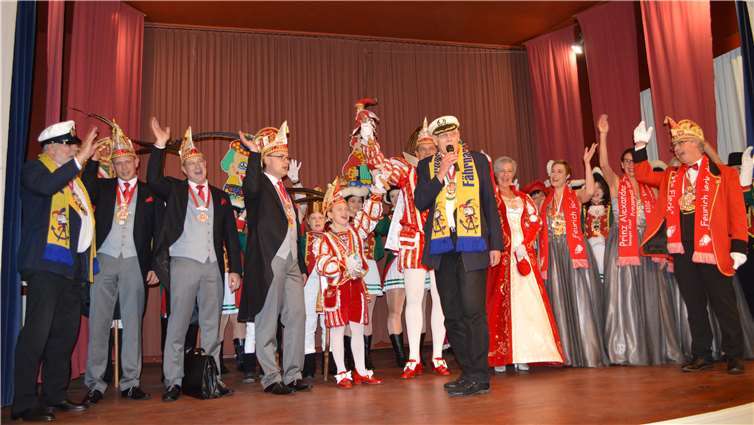 Harald Pöhler beim ersten Alaaf mit den Tollitäten und deren Begleitung aus Remagen.Foto:-AB-