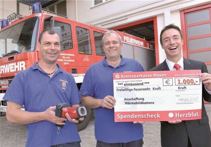 Harald Schlaus (l.) und Frank Busenkell (Mitte) freuen sich über die Spende der Kreissparkasse Mayen. privat