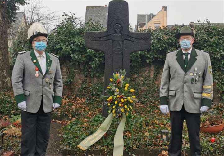 Harald Schmitz und Horst-Werner Sackenheim legten den Kranz zu Ehren der verstorbenen Mitglieder nieder. Foto: privat