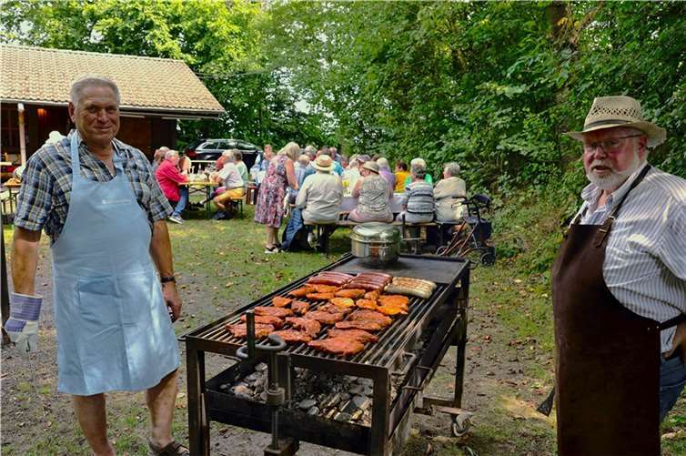 Harald Schmitz und Werner Radermacher kümmerten sich um den Grill.  Foto: Werner Dreschers