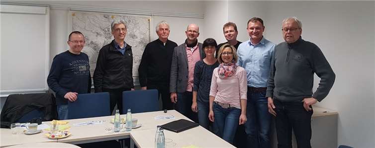 Harald Schwer (Mitte) mit den Teilnehmern von SPD und FWG Weißenthurm nach seinem spannenden Vortrag zur Spielraumplanung der Stadt Neuwied.Privat