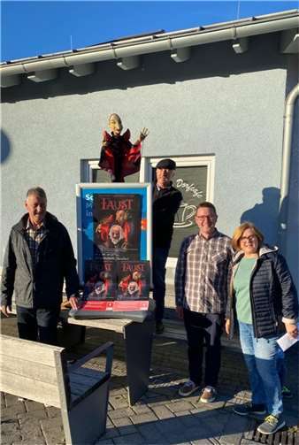 Harald Sperlich (2. v.l.) mit der Figur Mephistopheles und Vertretern des Vereinsrings Oberelbert. Foto: privat