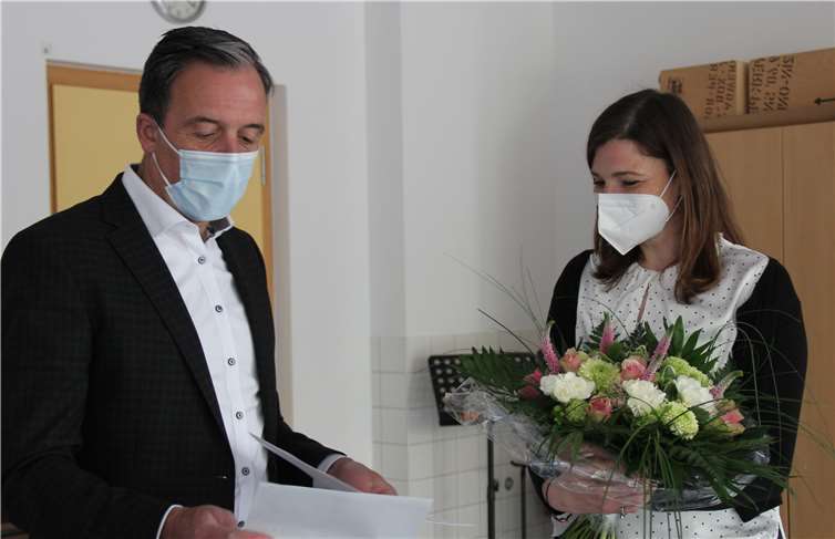 Sarah Schöneberg als neue Schulleiterin ernannt Harald Thome überreichte die Urkunde an Sarah Schöneberg. Fotos: privat