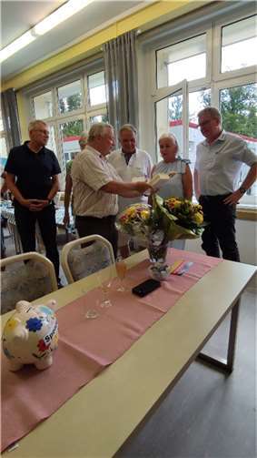 Harald Trinkaus, Senioren-Union Kreis Ahrweiler, überraschte Ingeborg Bernards mit einem Buchpräsent und Blumen. Foto: privat