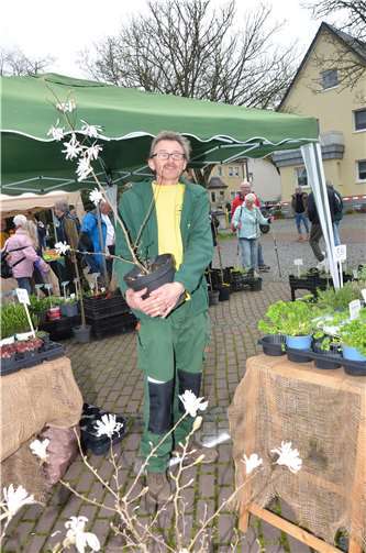 Harald Zimmermann von der Baumschule-Zimmermann aus Neuwied bot heimische Pflanzen und Gehölze an.