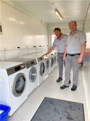 Harald und Guido Zimmer stellten einen mobilen Waschsalon in Mendig auf. Foto: privat