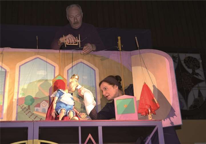 Harald und Johanna Sperlich begeisterten mit dem Stück „König Sofius und das Wunderhuhn“. privat