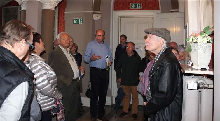 Hardy Rehmann, Vorsitzender des Denkmalvereins (Mitte), führt die Gäste im Schloss herum. Fotos: HG