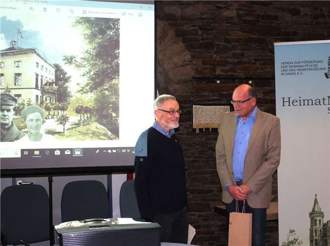 Hardy Rehmann (r.) übergibt Richard Volk den beim Denkmalverein traditionellen „Referententrunk. Foto:-HG-