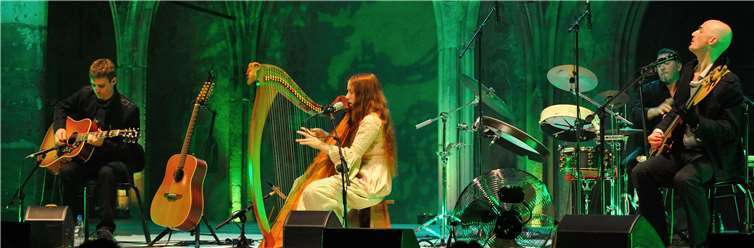 Harfenistin Cecile Corbel aus der Bretagne wird am 16. Juni mit ihrer dreiköpfigen Band in der Augst erwartet. Foto: privat