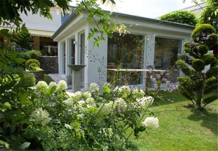 Harmonisch fügt sich der Atelieranbau in den schön gestalteten Garten ein.privat