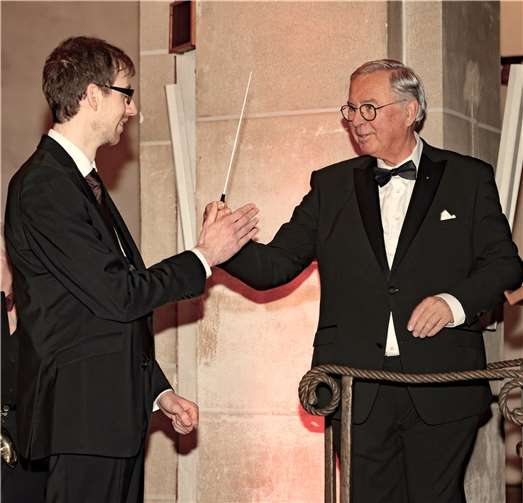 Harrie Boers übergab den Dirigentenstab an Daniel Schleich. Foto: Werner Dreschers