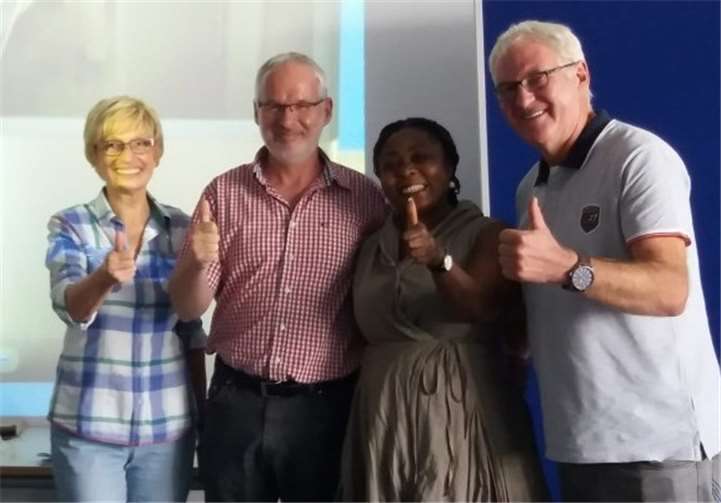 Harriet Bruce-Annan, unterstützt von den ehemaligen Lehrern Marita und Gerd Solheid (re.), warb auf Einladung des Eine-Welt-Beauftragten Bernhard J. Müller für ihr Projekt „African Angel“.privat