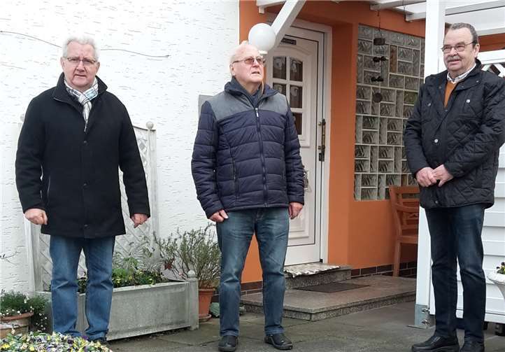 Harry Ring (Mitte) freute sich über die Glückwünsche. Foto: privat